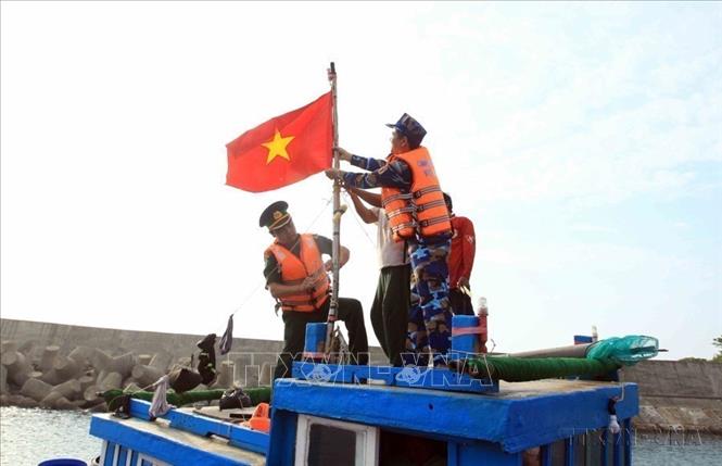 Lực lượng Vùng Cảnh sát biển 1 phối hợp với các đơn vị liên quan kết hợp, triển khai thực hiện mô hình “Cảnh sát biển đồng hành với ngư dân” tại huyện đảo Cồn Cỏ, tỉnh Quảng Trị. Ảnh: An Đăng - TTXVN