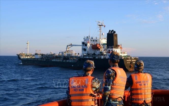 Lực lượng Vùng Cảnh sát biển  2 phát hiện, bắt giữ tàu Pacific Ocean (quốc tịch Singapore) buôn lậu gần 5 triệu lít dầu DO trên vùng biển Việt Nam, tổng trị giá gần 57 tỷ đồng (tháng 6/2018). Ảnh: Đỗ Văn Trưởng - TTXVN