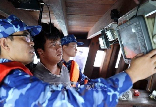 Lực lượng Cảnh sát biển kiểm tra thiết bị giám sát hành trình trên tàu cá của ngư dân trước khi ra khơi, đảm bảo an toàn liên lạc trên biển. Ảnh: An Đăng - TTXVN