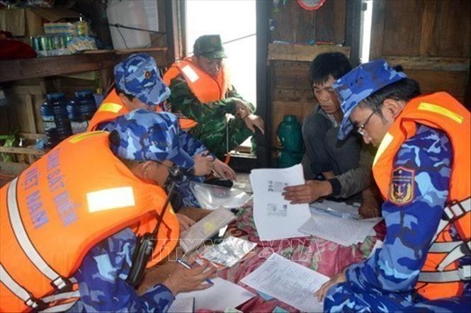 Lực lượng liên ngành kiểm tra tàu cá Việt Nam hoạt động trên khu vực đường phân định Vịnh Bắc Bộ. Ảnh: Mạnh Thường - TTXVN phát