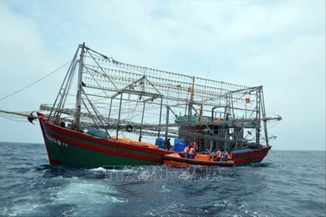 Cảnh sát biển Việt Nam kiểm tra tàu cá của ngư dân hoạt động trên khu vực đường phân định Vịnh Bắc bộ (2022). Ảnh: Minh Huệ - TTXVN
