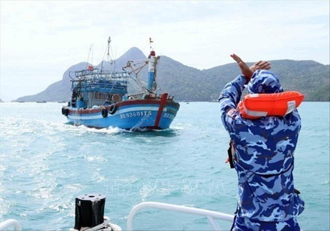 Lực lượng Cảnh sát biển ra hiệu lệnh cho tàu cá dừng lại để kiểm tra việc chấp hành chống khai thác thủy sản bất hợp pháp. Ảnh: An Đăng - TTXVN
