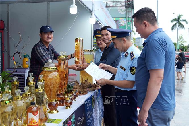 Khách hàng an tâm lựa chọn các sản phẩm OCOP đã qua kiểm định nghiêm ngặt về chất lượng. Ảnh: Hữu Quyết - TTXVN