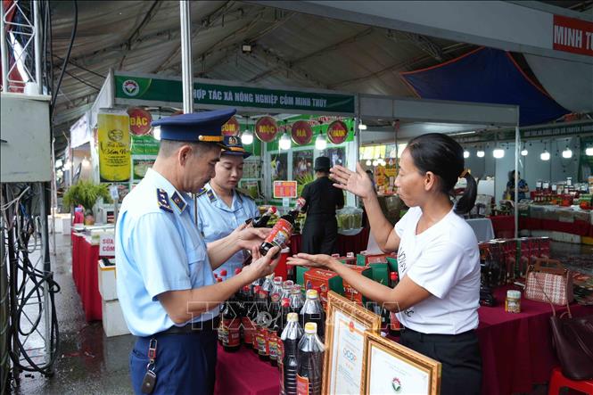 Gian hàng trưng bày sản phẩm nước mắm OCOP 3 sao tỉnh Hà Tĩnh luôn bảo đảm đầy đủ tiêu chuẩn về nhãn mác và xuất xứ. Ảnh: Hữu Quyết - TTXVN