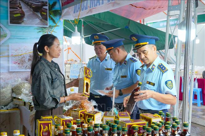 Sản phẩm nước mắm truyền thống ủ chượp từ cá cơm tươi được niêm yết giá công khai tại hội chợ. Ảnh: Hữu Quyết - TTXVN