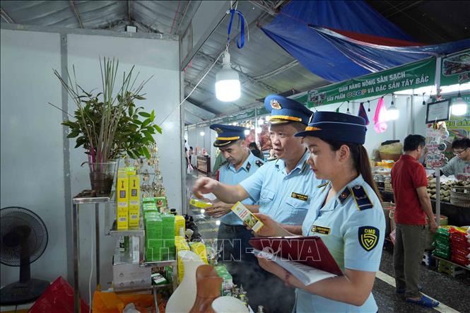 Các mặt hàng đặc sản vùng miền được đóng gói chỉn chu, tem nhãn rõ ràng thu hút người mua.. Ảnh: Hữu Quyết - TTXVN