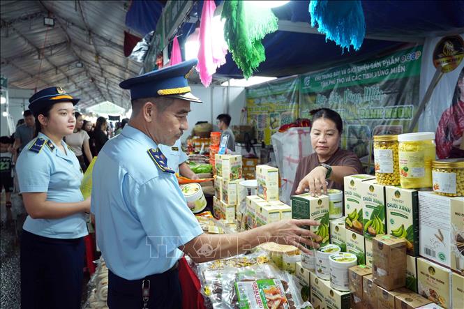 Các mặt hàng đặc sản vùng miền được đóng gói chỉn chu, tem nhãn rõ ràng thu hút người mua.. Ảnh: Hữu Quyết - TTXVN