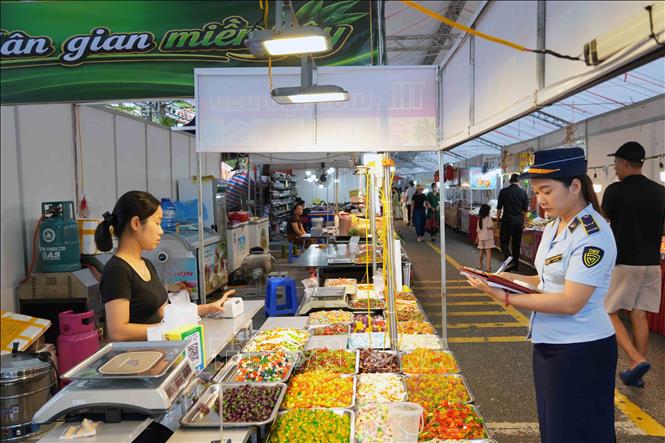 Đại diện lực lượng Quản lý thị trường tăng cường kiểm tra tại hội chợ. Ảnh: Hữu Quyết - TTXVN