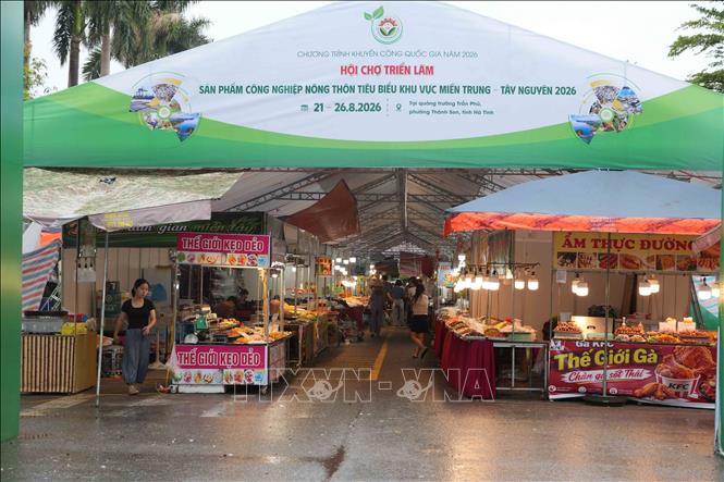 Khu vực bán thực phẩm tại Hội chợ triển lãm sản phẩm công nghiệp nông thôn tiêu biểu khu vực miền Trung - Tây Nguyên năm 2026. Ảnh: Hữu Quyết - TTXVN