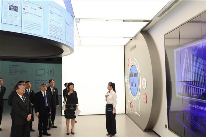 Chánh án Nguyễn Văn Quảng và đoàn công tác tham quan Tòa án Internet Bắc Kinh. Ảnh: Công Tuyên - PV TTXVN tại Trung Quốc