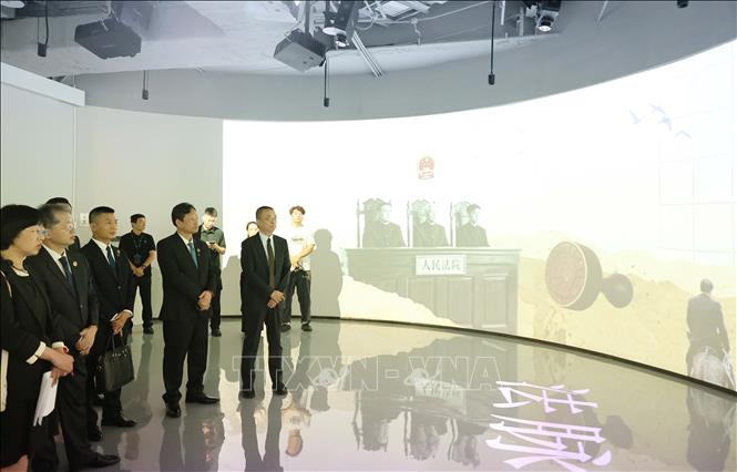 Chánh án Nguyễn Văn Quảng và đoàn công tác tham quan Tòa án Internet Bắc Kinh. Ảnh: Công Tuyên - PV TTXVN tại Trung Quốc