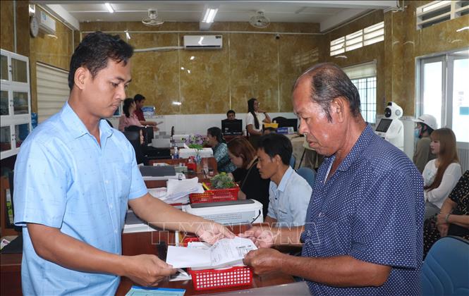 Các xã, phường tỉnh Cà Mau đẩy nhanh thực hiện chuyển đổi số trong cải cách hành chính. Ảnh: Tuấn Phi - TTXVN