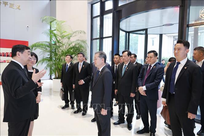 Chánh án Nguyễn Văn Quảng và đoàn công tác nghe giới thiệu về mô hình hoạt động của Tòa án Internet Bắc Kinh. Ảnh: Công Tuyên - PV TTXVN tại Trung Quốc