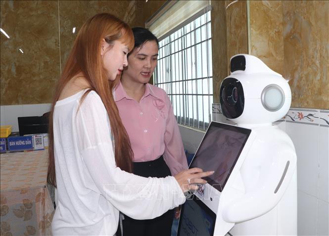 Xã Vĩnh Phước thí điểm sử dụng robot lễ tân để hỗ trợ người dân làm thủ tục hành chính. Ảnh: Tuấn Phi - TTXVN