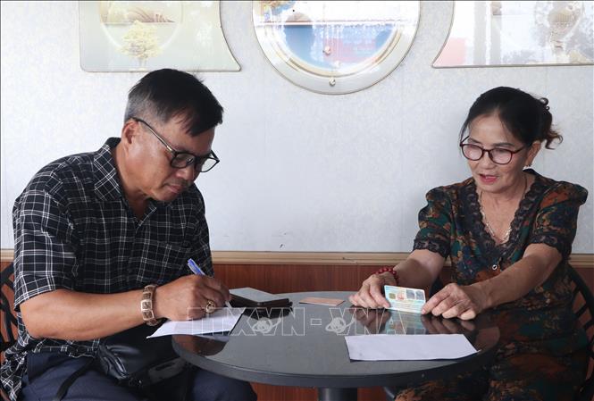 Tổ công nghệ số cộng đồng xuống hỗ trợ người dân thực hiện số hóa dữ iệu đất đai. Ảnh: Tuấn Phi - TTXVN