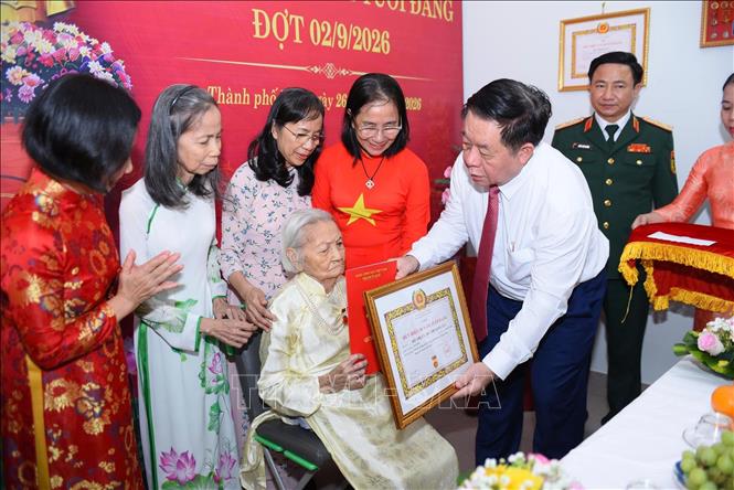 Đại tướng Nguyễn Trọng Nghĩa trao tặng Huy hiệu 80 năm tuổi Đảng cho đảng viên lão thành thuộc Đảng bộ thành phố Huế tại tư gia. Ảnh: Mai Trang - TTXVN