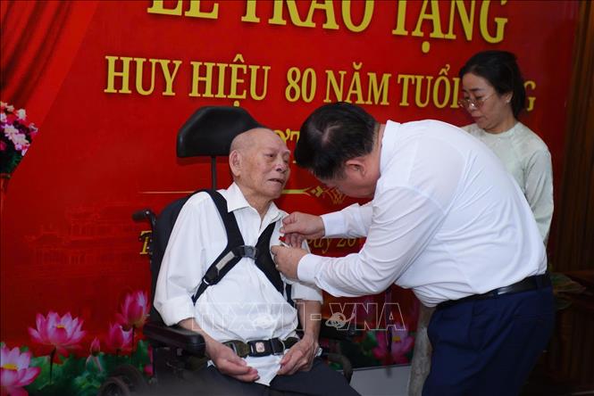 Đại tướng Nguyễn Trọng Nghĩa trao tặng Huy hiệu 80 năm tuổi Đảng cho đảng viên lão thành thuộc Đảng bộ thành phố Huế tại tư gia. Ảnh: Mai Trang - TTXVN