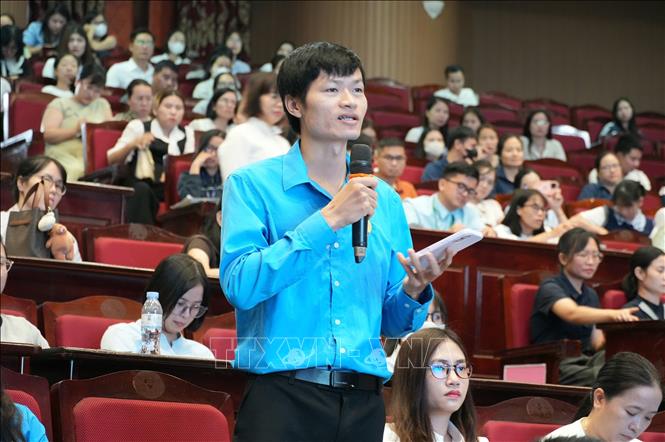 Đại diện doanh nghiệp nêu ý kiến, trao đổi những khó khăn, vướng mắc trong quá trình thực hiện chính sách lao động, bảo hiểm xã hội. Ảnh: Đồng Thúy - TTXVN