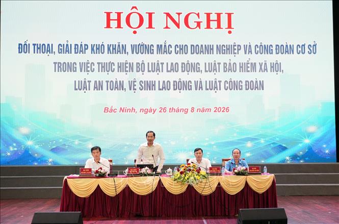Quang cảnh Hội nghị đối thoại, giải đáp khó khăn, vướng mắc cho doanh nghiệp và công đoàn cơ sở tại Bắc Ninh. Ảnh: Đồng Thúy - TTXVN