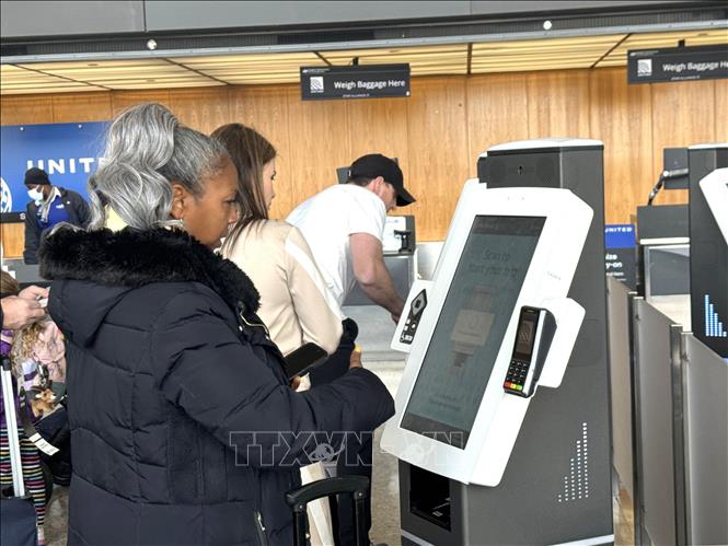 Hành khách sử dụng hệ thống tự động làm thủ tục check in và cân hành lý tại sân bay quốc tế Washington Dulles, bang Virginia (Mỹ). Ảnh: Đoàn Hùng - P/v TTXVN tại Mỹ