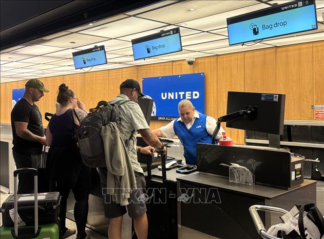 Hành khách làm thủ tục gửi hành lý tại quầy của United Airlines tại sân bay quốc tế Washington Dulles, bang Virginia (Mỹ). Ảnh: Đoàn Hùng - P/v TTXVN tại Mỹ
