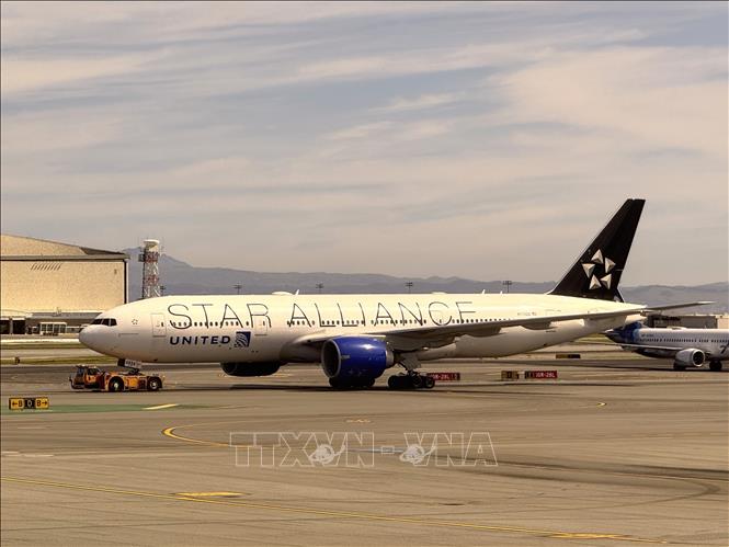 Máy bay của United Airlines mang biểu tượng Star Alliance di chuyển trên đường băng tại sân bay quốc tế San Francisco, bang California (Mỹ). Ảnh: Đoàn Hùng - P/v TTXVN tại Mỹ