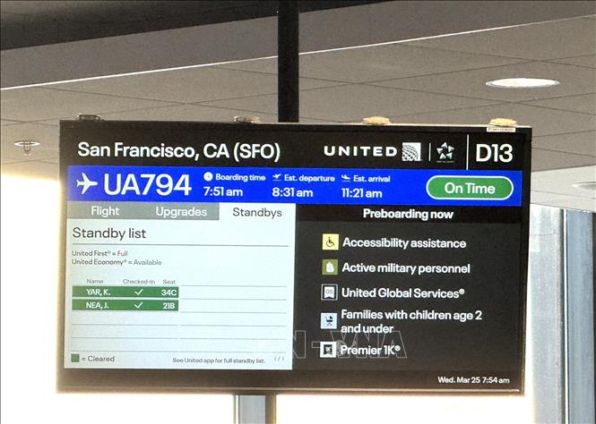 Màn hình thông báo chuyến bay UA794 của United Airlines từ sân bay quốc tế Washington Dulles đến San Francisco, bang California (Mỹ), hiển thị trạng thái đúng giờ. Ảnh: Đoàn Hùng - P/v TTXVN tại Mỹ