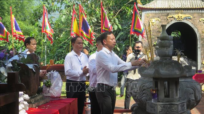 Các đại biểu dâng hương tưởng nhớ công lao to lớn của các húa Bầu cùng các tướng lĩnh cách đây hàng trăm năm đã bảo vệ cuộc sống bình yên cho người dân, mở mang phát triển vùng đất này. Ảnh: TTXVN phát          
