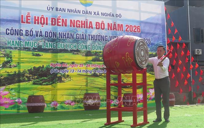 Lãnh đạo xã Nghĩa Đô đánh trống khai hội Ngày. Ảnh: TTXVN phát