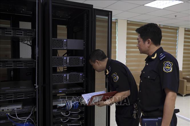 Hải quan khu vực VIII kiểm tra hệ thống hạ tầng thông tin. Ảnh: Đức Hiếu - TTXVN
