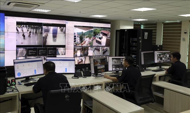 Hải quan khu vực VIII giám sát hoạt động tại các cửa khẩu qua hệ thống camera thông minh. Ảnh: Đức Hiếu - TTXVN
