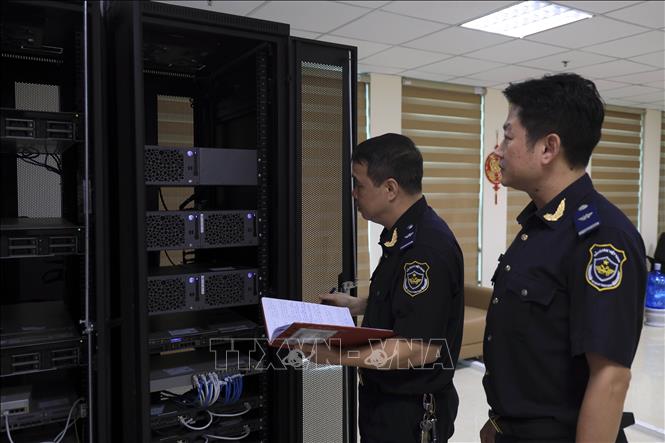 Hải quan khu vực VIII kiểm tra hệ thống hạ tầng thông tin. Ảnh: Đức Hiếu - TTXVN
