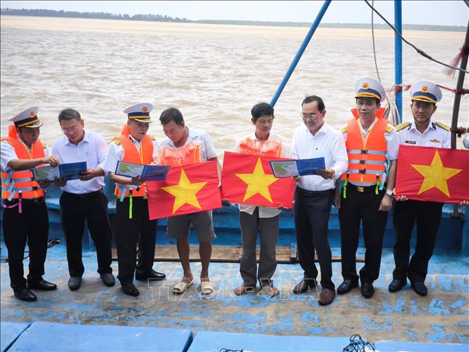 Tuyên truyền cho ngư dân tại cảng cá Bình Đại xã Tân Thủy, tỉnh Vĩnh Long. Ảnh: Huỳnh Phúc Hậu - TTXVN