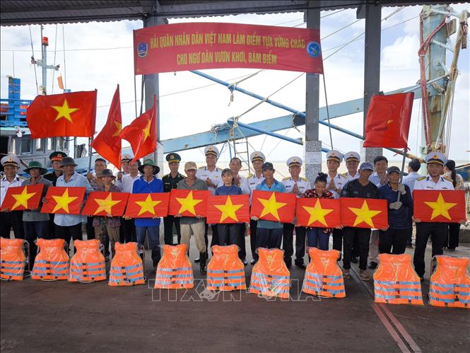 Tặng quà cho ngư dân xã Tân Thủy, tỉnh Vĩnh Long. Ảnh: Huỳnh Phúc Hậu - TTXVN