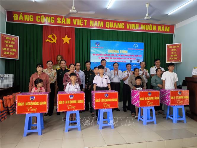 Tặng quà cho 5 cháu là con ngư dân có hoàn cảnh khó khăn, mồ côi được Bộ Tư lệnh Vùng 2 Hải quân nhận đỡ đầu. Ảnh: Huỳnh Phúc Hậu - TTXVN