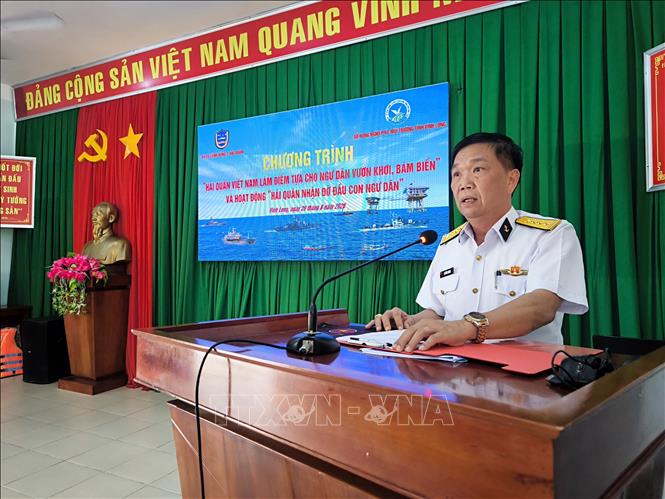 Phó Chủ nhiệm chính trị Vùng 2 Hải quân Đại tá Lê Hồng Quang phát biểu tại chương trình. Ảnh: Huỳnh Phúc Hậu - TTXVN