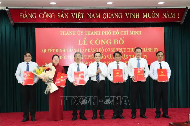 Bí thư Thành ủy Thành phố Hồ Chí Minh Trần Lưu Quang trao quyết định thành lập Đảng bộ Mặt trận Tổ quốc các đoàn thể TP. Hồ Chí Minh và Ban Thường vụ Đảng ủy Mặt trận Tổ quốc các đoàn thể TP. Hồ Chí Minh. Ảnh: TTXVN phát