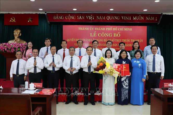 Bí thư Thành ủy Thành phố Hồ Chí Minh Trần Lưu Quang tặng hoa chúc mừng Ban Chấp hành Đảng bộ, Ban Thường vụ Đảng ủy, Bí thư, Phó bí thư, Ủy ban Kiểm tra Đảng ủy HĐND TP. Hồ Chí Minh. Ảnh: TTXVN phát