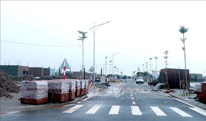 Người dân xã Hưng Phú khẩn trương xây dựng nhà ở mới tại khu tái định cư sau khi bàn giao mặt bằng cho dự án. Ảnh: Đinh Văn Nhiều – TTXVN