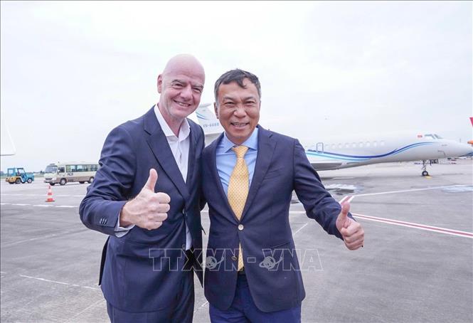 Chủ tịch Liên đoàn bóng đá Việt Nam (VFF) Trần Quốc Tuấn đón Chủ tịch FIFA Gianni Infantino tại sân bay quốc tế Nội Bài (Hà Nội). Ảnh: VFF/TTXVN phát