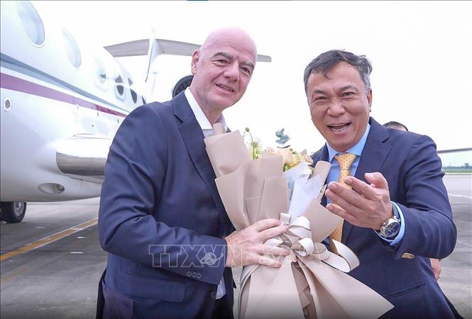 Chủ tịch Liên đoàn bóng đá Việt Nam (VFF) Trần Quốc Tuấn đại diện Thường trực Ban Chấp hành VFF tặng hoa, chào mừng Chủ tịch FIFA Gianni Infantino đến Việt Nam. Ảnh: VFF/TTXVN phát