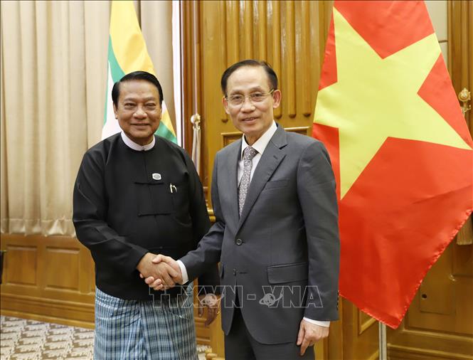 Chủ tịch Hạ viện – Chủ tịch Đảng Liên minh đoàn kết và phát triển (USDP) U Khin Yi và Bộ  trưởng Ngoại giao Lê Hoài Trung. Ảnh: Đỗ Sinh – P/v TTXVN từ Myanmar