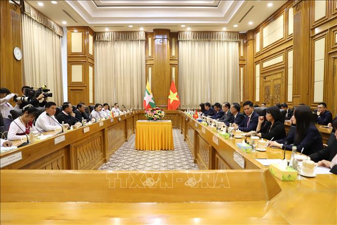 Bộ trưởng Ngoại giao Lê Hoài Trung hội kiến Chủ tịch Hạ viện, Chủ tịch Đảng USDP U Khin Yi. Ảnh: Đỗ Sinh – P/v TTXVN từ Myanmar