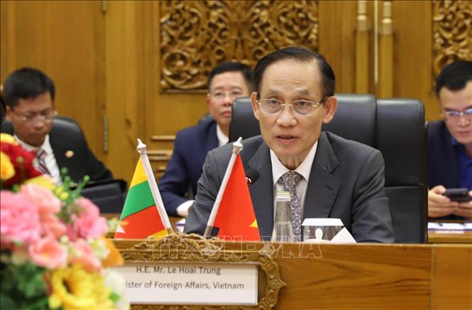 Bộ trưởng Ngoại giao Lê Hoài Trung phát biểu tại cuộc hội kiến Chủ tịch Hạ viện – Chủ tịch Đảng Liên minh đoàn kết và phát triển (USDP) U Khin Yi. Ảnh: Đỗ Sinh – P/v TTXVN từ Myanmar