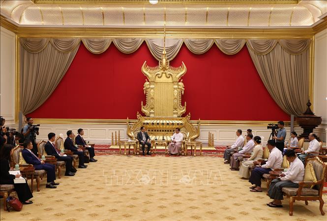 Bộ trưởng Ngoại giao Lê Hoài Trung hội kiến Tổng thống Myanmar Min Aung Hlaing. Ảnh: Đỗ Sinh – P/v TTXVN từ Myanmar