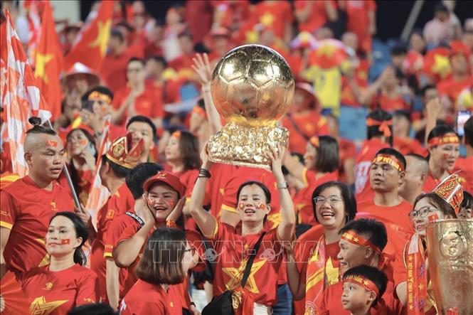 Khán giả cổ vũ cho đội tuyển Việt Nam. Ảnh: Minh Quyết - TTXVN