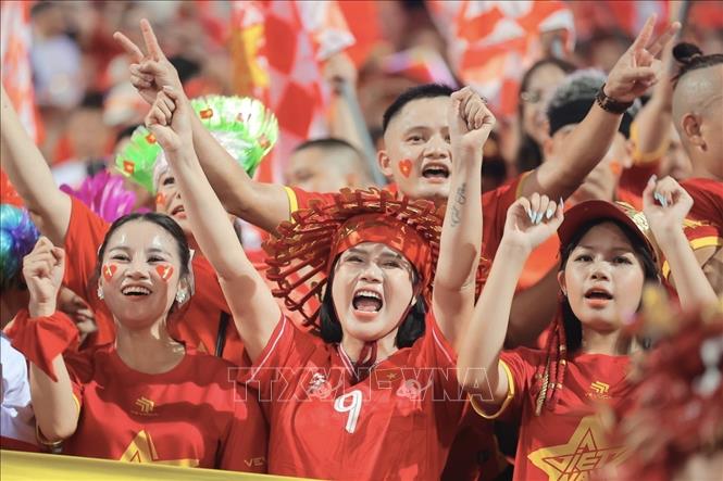 Khán giả đến sân cổ vũ cho đội tuyển Việt Nam. Ảnh: Minh Quyết - TTXVN