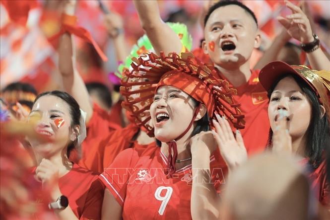 Khán giả đến sân cổ vũ cho đội tuyển Việt Nam. Ảnh: Minh Quyết - TTXVN