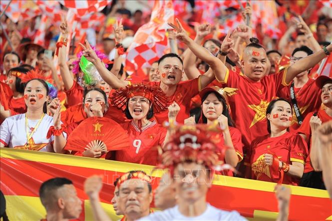 Khán giả đến sân cổ vũ cho đội tuyển Việt Nam. Ảnh: Minh Quyết - TTXVN