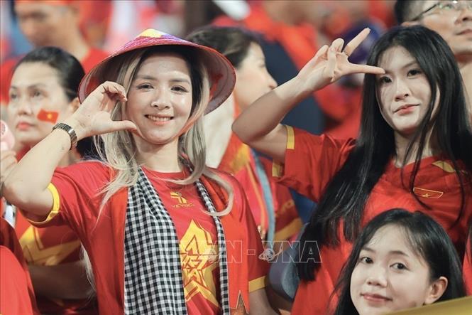 Khán giả đến sân cổ vũ cho đội tuyển Việt Nam. Ảnh: Minh Quyết - TTXVN